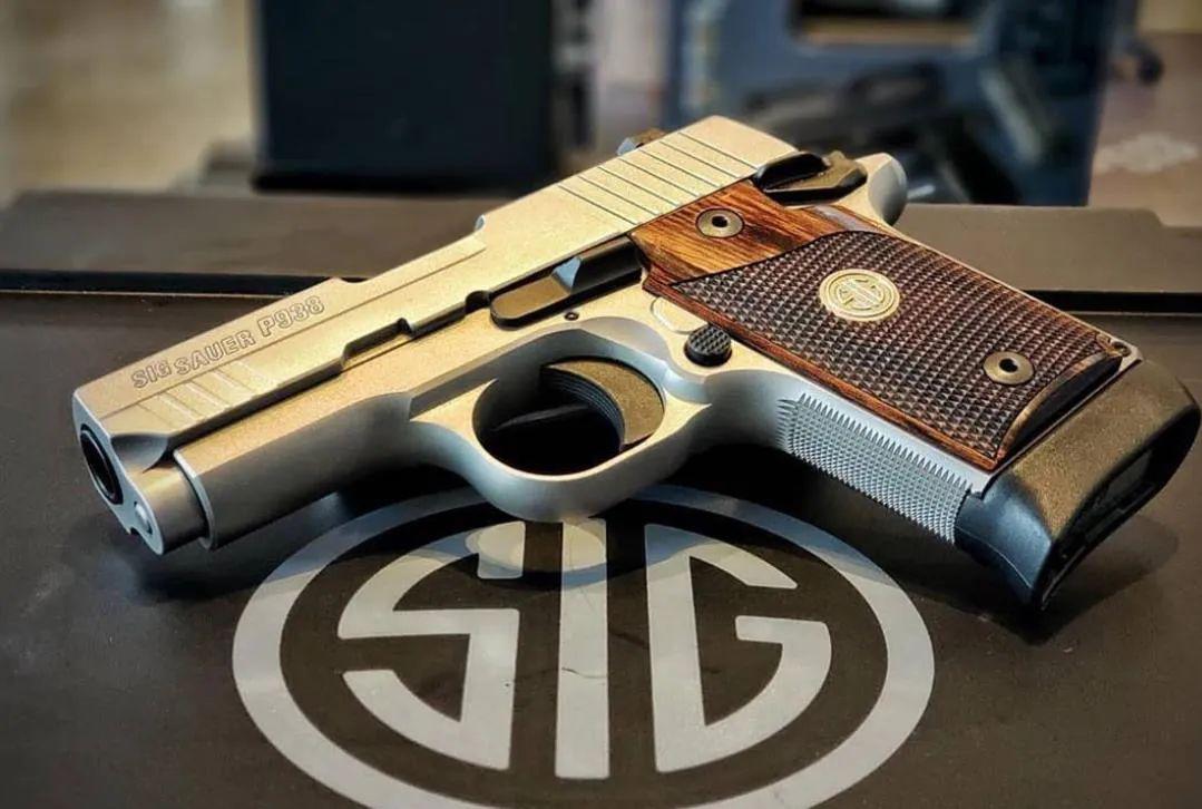 【sig p938图集】微型手枪打起来肯定不会太舒适 但是