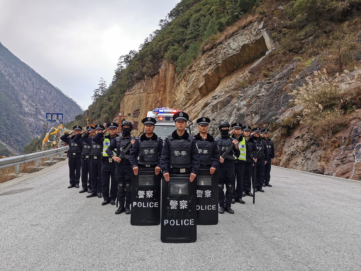 峡谷深处鱼水情 怒江边境管理支队五四节日期间爱民为民在行动