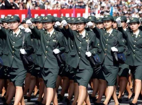 当中国女兵阅兵遇上日本女兵阅兵, 同样是