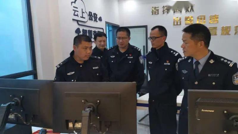 公安局副局长李求完对交警工作进行督导