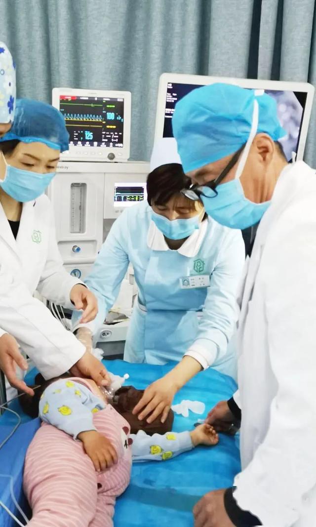 「异物」惊险！诸城1岁男童误吞两枚硬币……