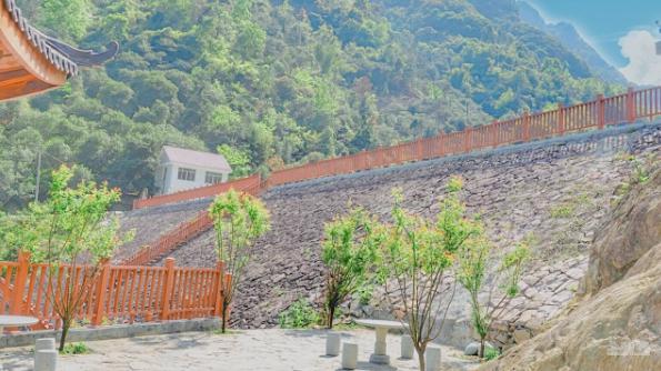 玻璃栈道.吴建秀 摄 柏岩村坐落在乐清四都,是 坭山古道哪起点.