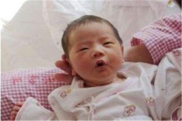 「妈妈」护士反手就是一巴掌,宝妈却连忙道谢宝宝出生后咧着嘴对妈妈笑