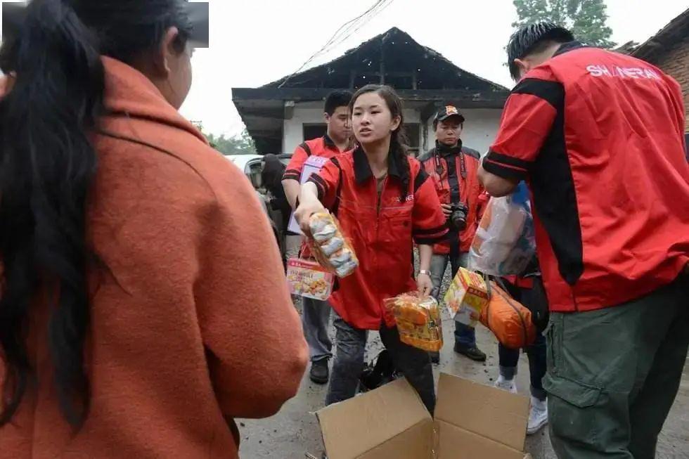 汶川地震救援中发放物资的志愿者