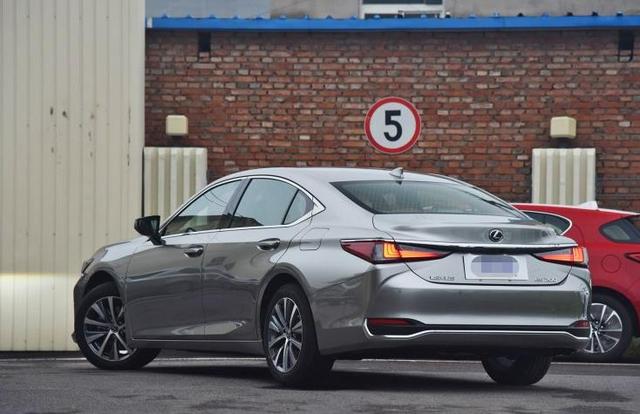 新款宝马525li落地 5ef076c46f8e4a119a9f3a1d875ea6bb.jpeg