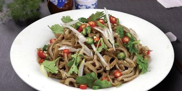 美食推荐:麻辣羊肚丝,海米拌藕片,鸡翅配坚果,香巴叶包烧鱼