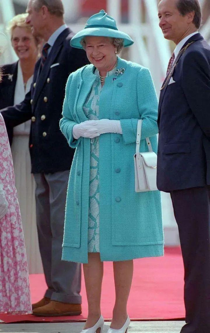 时尚资讯英国女王穿衣史件件经典如同看完英国近百年历史
