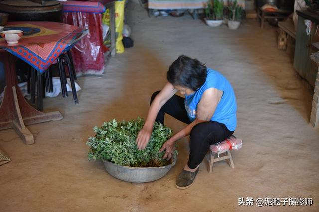 76岁农村大妈购置5件家具,只拿回2个沙发,原因让人心疼