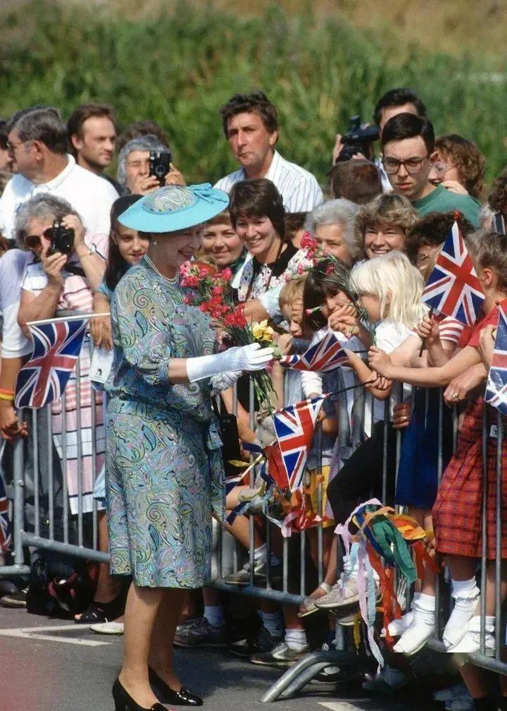 时尚资讯|英国女王穿衣史!件件经典,如同看完英国近百年历史!