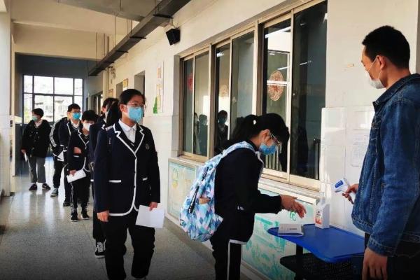 『学妹』高三学生搬离教室，写给学弟学妹的留言太暖心！高一高二开学