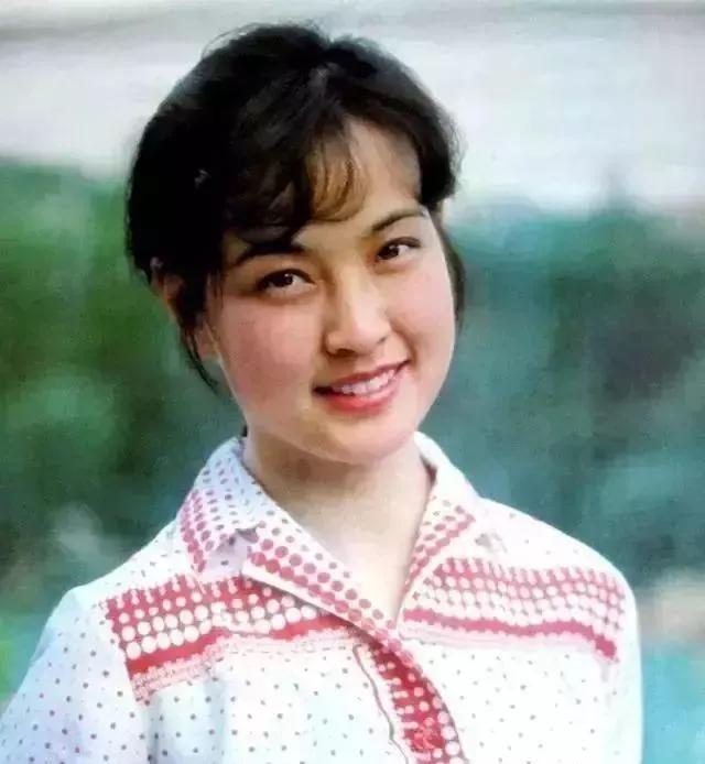 的服装让庆妹子将自己的女王风范藏匿起来了,宛若一个江南的弱女子