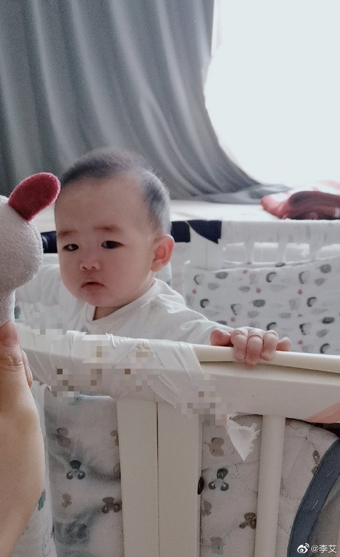 李艾@10个月小灯泡扶着爸爸站立，真是萌翻了李艾晒老公儿子生活照