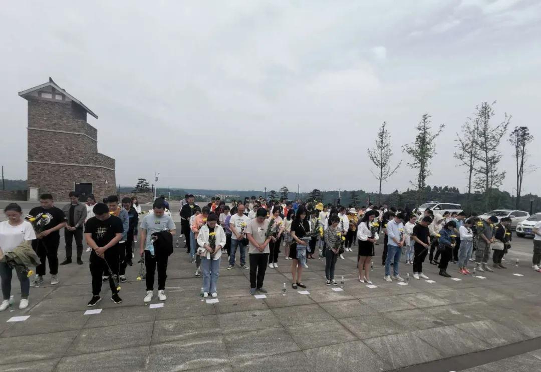 政协会议为战疫牺牲烈士和逝世同胞默哀