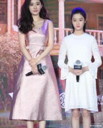 「催熟」小学没毕业就被杨幂签下,如今13岁变这样又一位童星被“催熟”