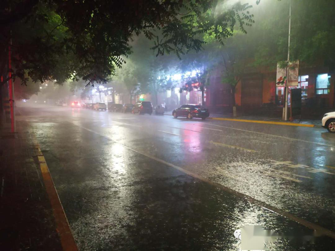 昨晚井陉电闪雷鸣,大雨倾盆而至!接下来还有雨雨雨.