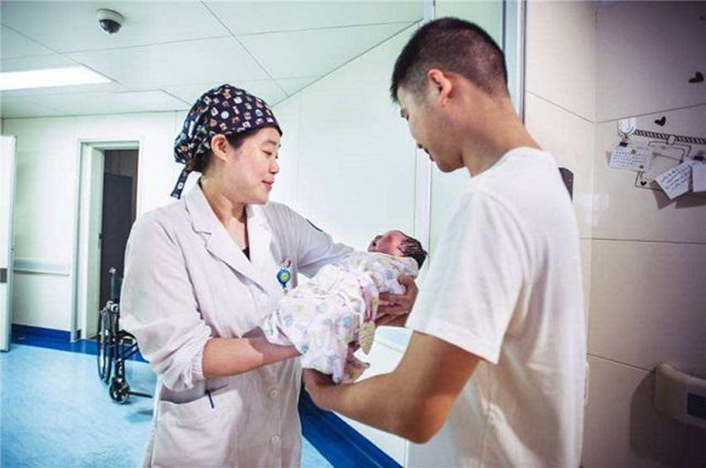 「名字」护士出生证明打错连连道歉，宝爸一看不怒反喜：不改了爸爸姓吉