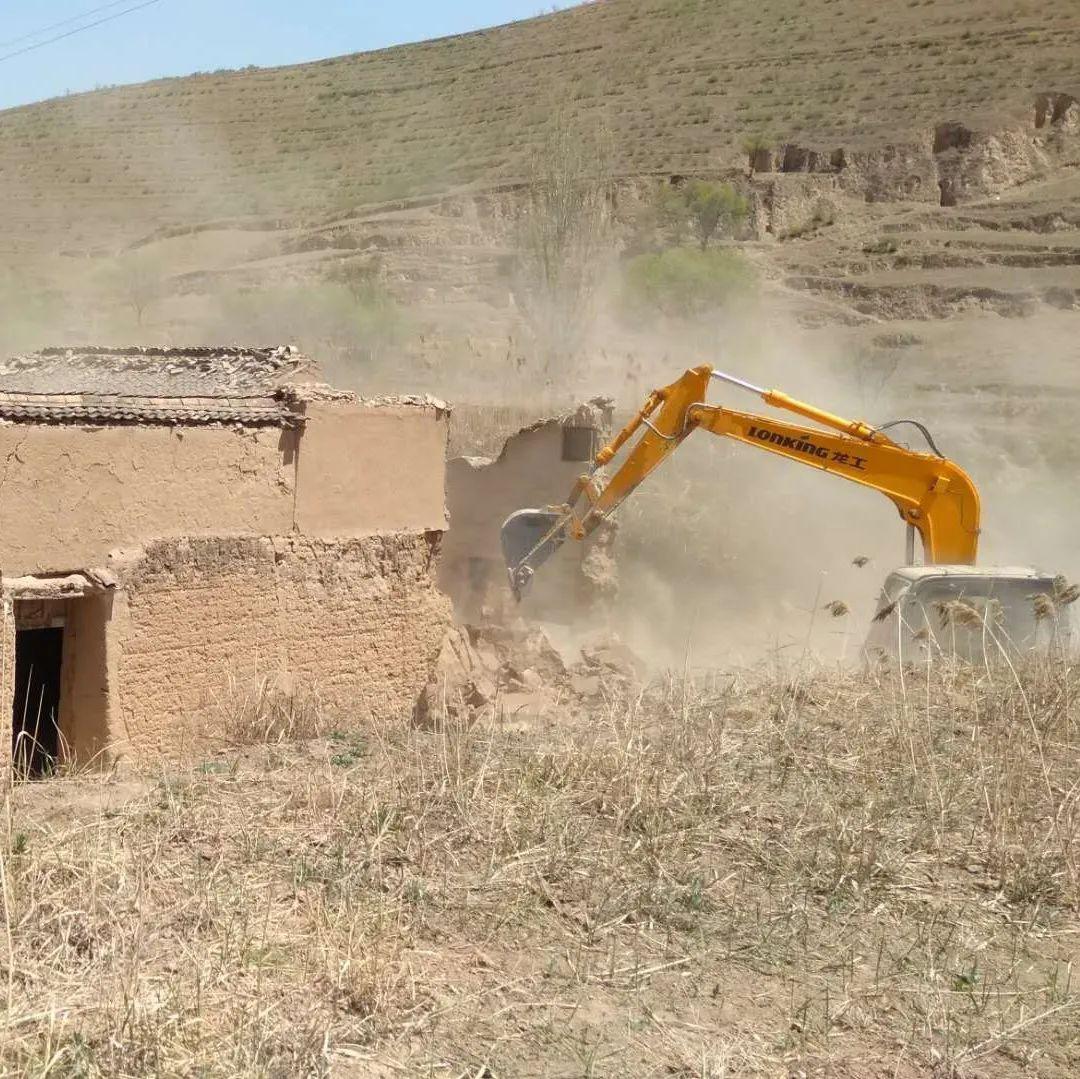 西吉全县各乡镇农村危旧土坯房拆除正在进行中