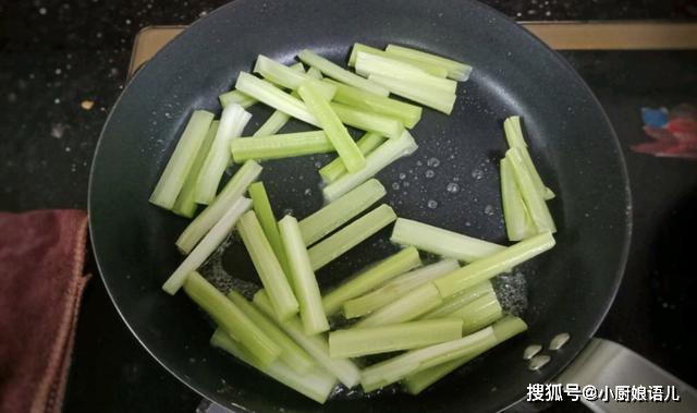 豆腐干炒芹菜怎么炒好吃又简单 be3e570f91da48ddb771e8dda2ee46c8.jpeg