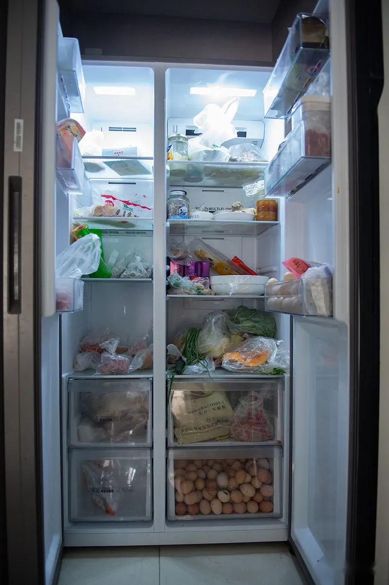 林东海家里装满食物的双开门冰箱