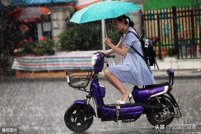 多地遭遇断崖式降温，街头短袖与羽绒服同框的奇妙现象