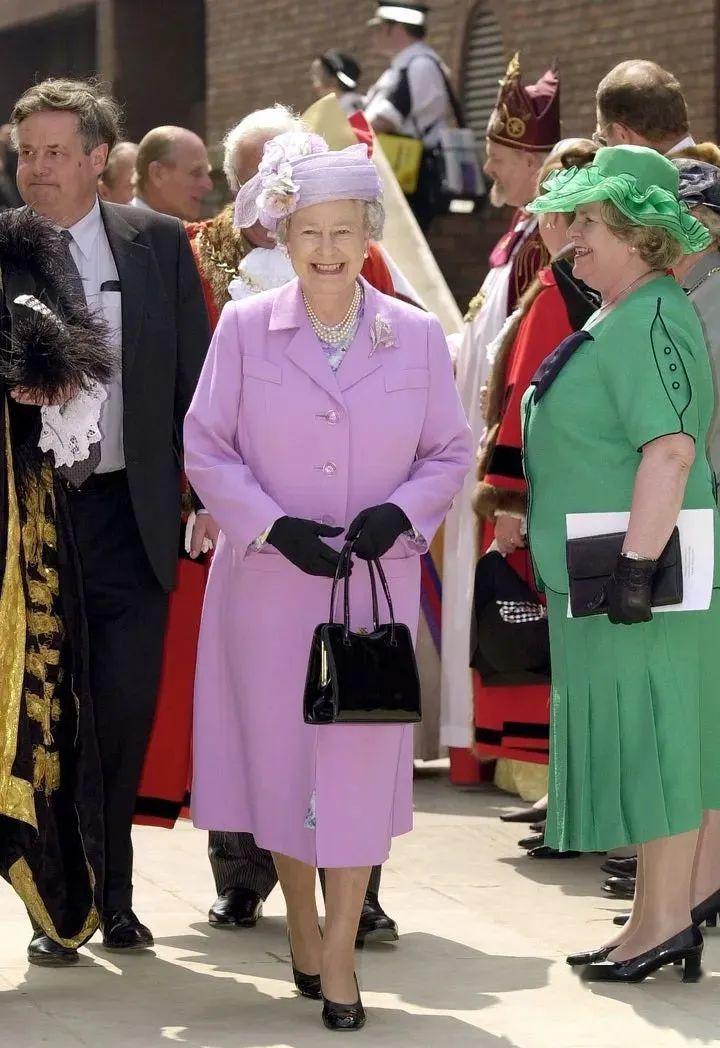 时尚资讯|英国女王穿衣史!件件经典,如同看完英国近百年历史!