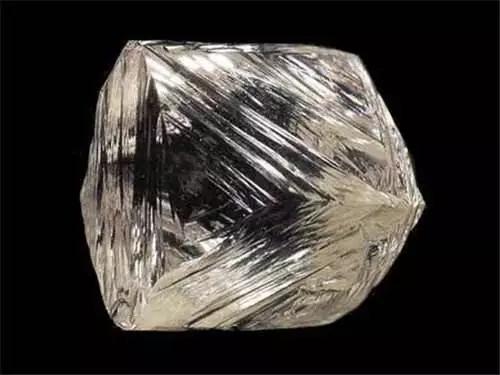 这颗钻石的表面有着典型的三角形生长纹理.