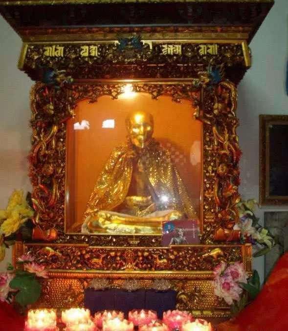第二个地方是肉身殿,顾名思义,这里有地藏王菩萨的肉身所在之地,非常