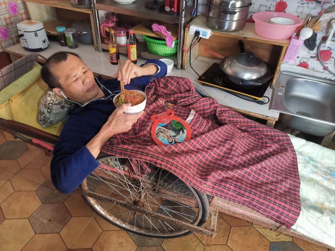 丈夫一次车祸瘫痪 好妻子不离不弃6年抱他如厕 自制康复器材-搜狐大视野-搜狐新闻
