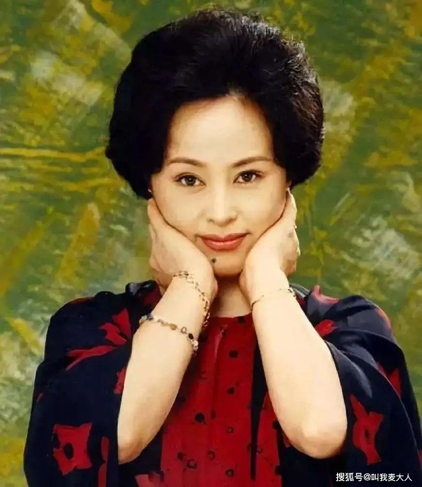 她是国家一级演员，会31国语言，当红时被丈夫抛弃，如今成女总裁_朱明瑛