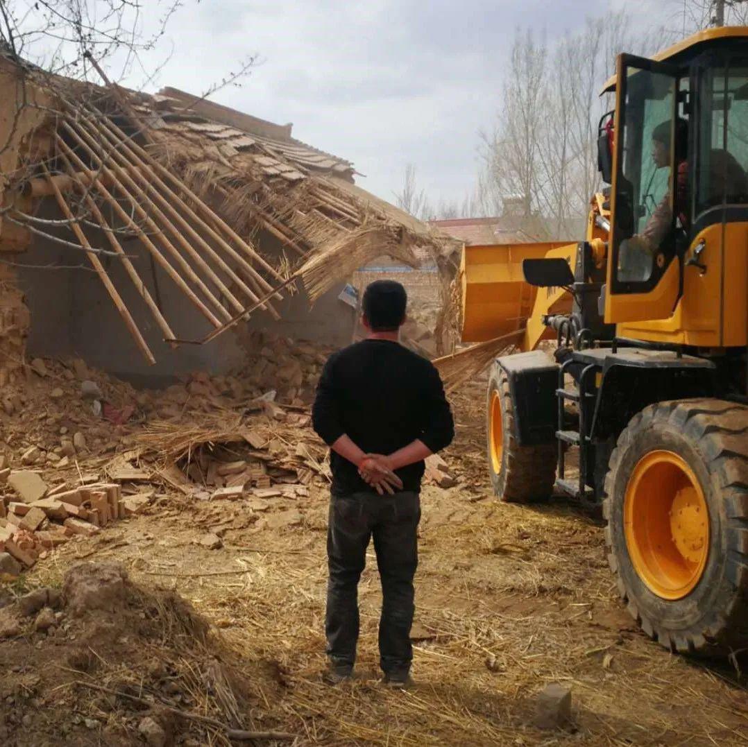 西吉全县各乡镇农村危旧土坯房拆除正在进行中