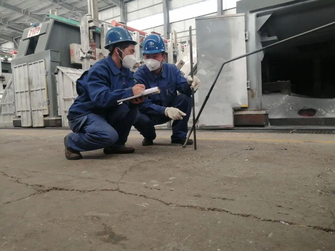 嘉峪关电解一作业区电解工正在进行两水平测量工作熔铸二作业区正在