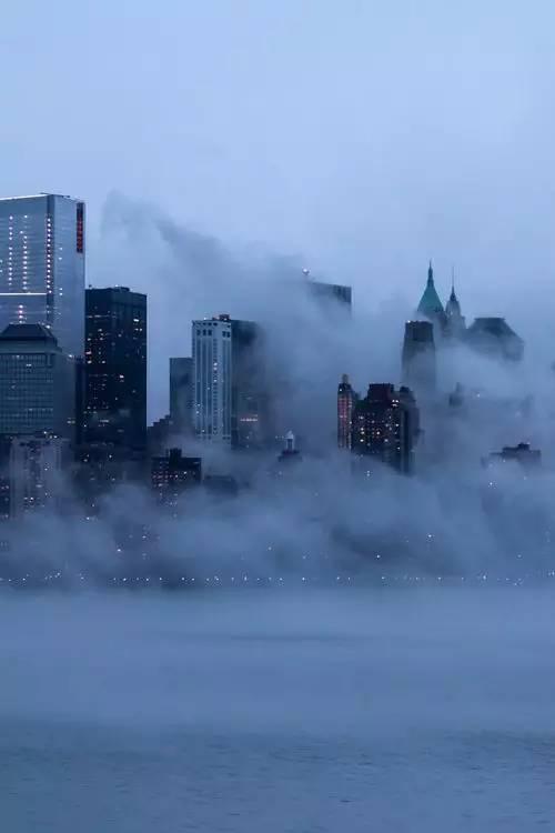 雾气中的纽约,一幅美国大片的场景.