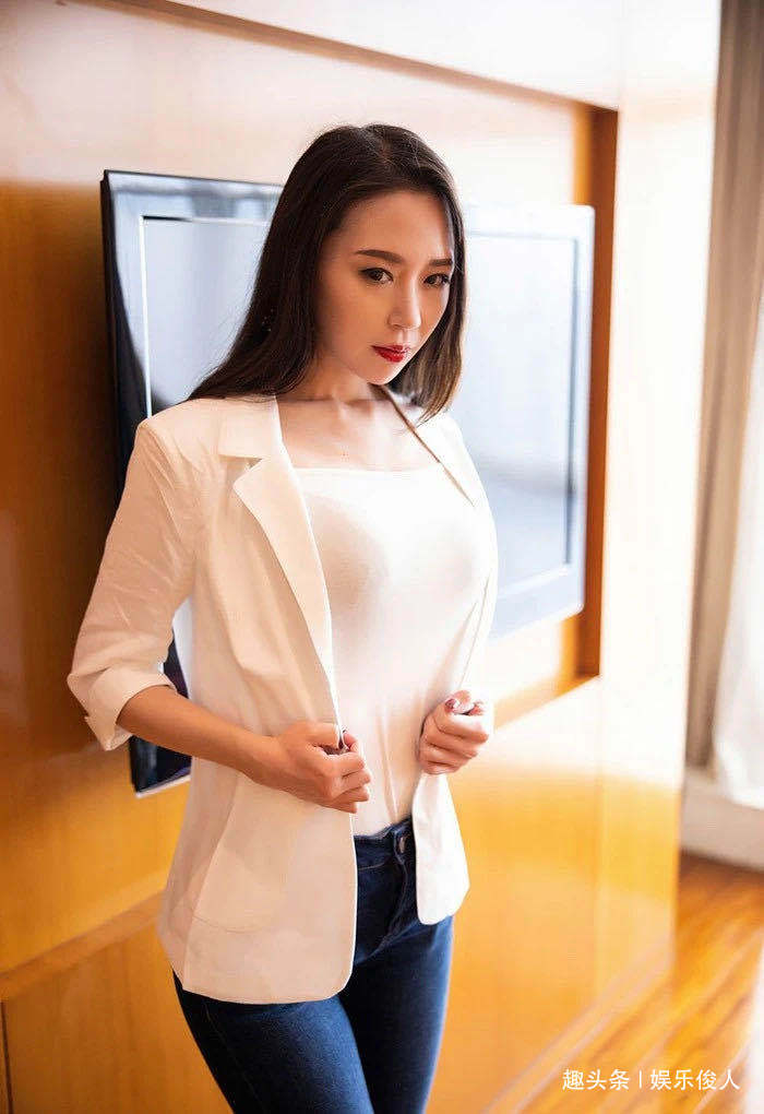 美女西装配牛仔裤的职场风,这气质在公司工资至少3万