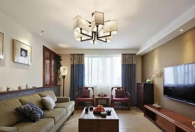 客厅家具以藏青色和红木色为主色调,凸显了颜色碰撞后的美感.