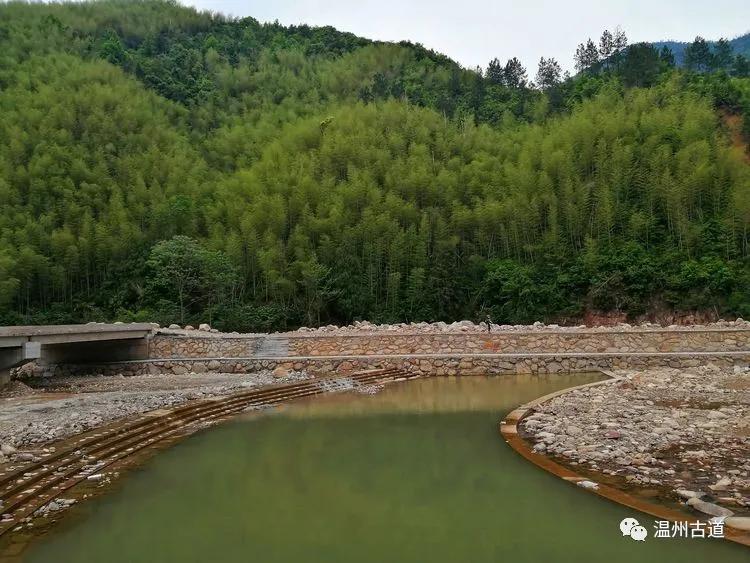 黄岩大瀑布是浙南罕见的天然瀑布群,位于黄岩西部上郑乡大溪村.