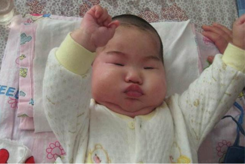 「个子」可能是宝宝不舒服新生儿伸懒腰是长个子？还有4种原因要小心