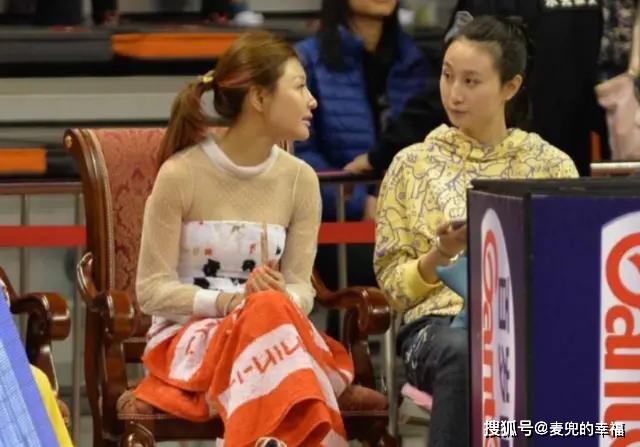 今天说的是他们的球队老板吴迪,吴迪被称为cba最美女老板,长得非常