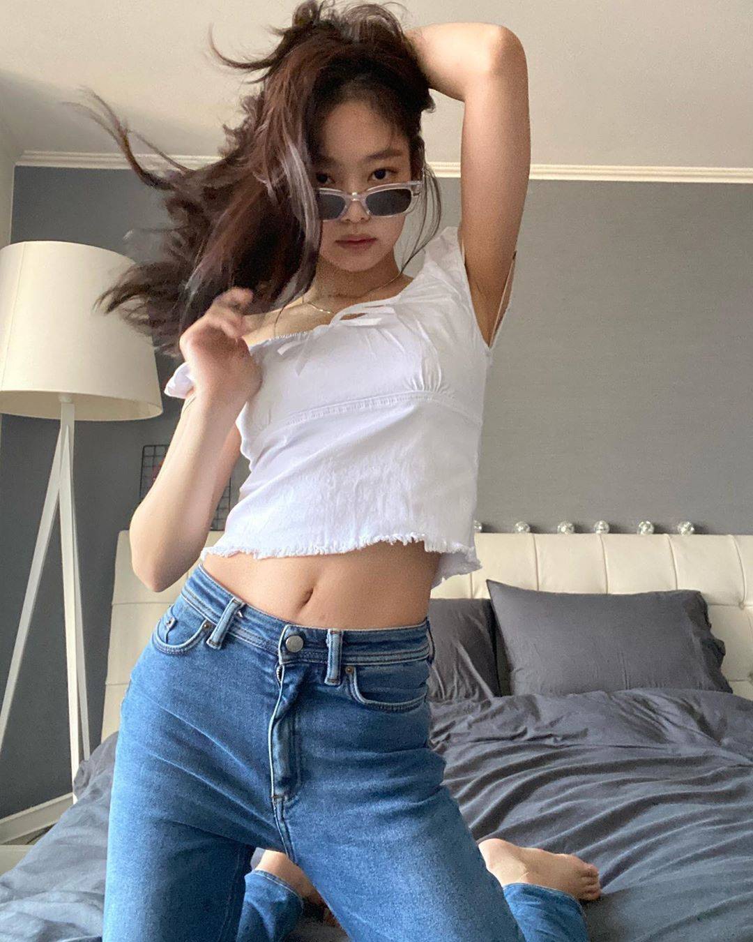 jennie连更私服照曝光卧室自拍秀长腿人美就是敢随心所欲