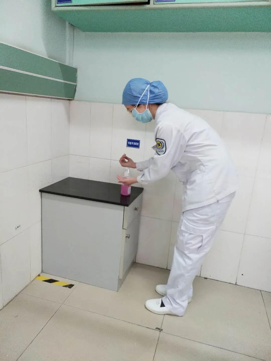 其中,坦洲医院急诊科一批敢挑重担,冲锋在前的医务人员在战疫一线中