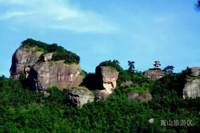 亦幻亦仙紫霞峒 夕阳斜照,反射出万道霞光,数百年因紫气腾升而得名.