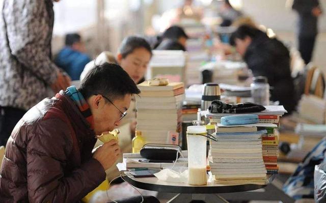 『答案』毕业后真的就比三本大学的学生强吗？答案很现实211大学的学生