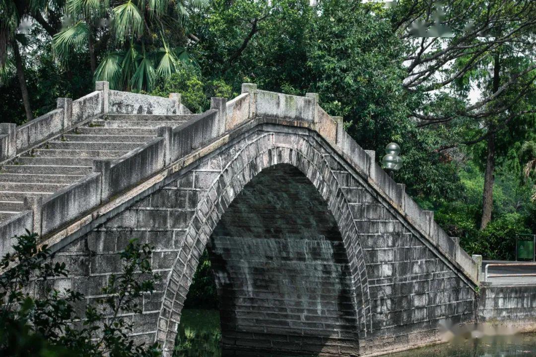 台城人工湖又称宁城公园,是台山市标志性的风景.这里