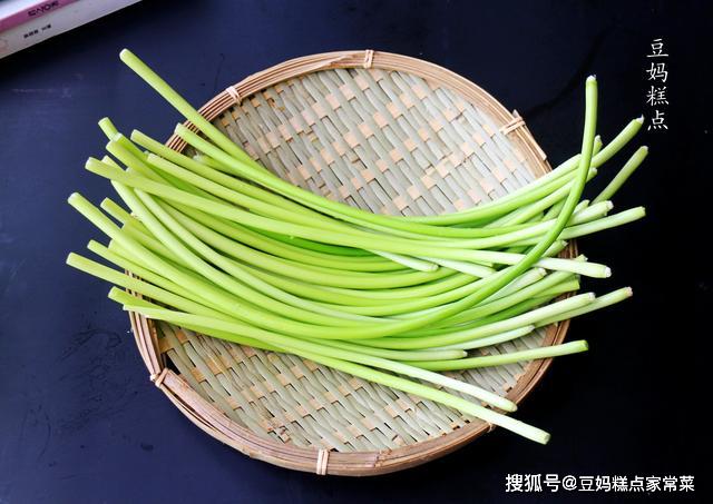 3,锅里烧开水,滴几滴油,放入蒜苔焯水2分钟至熟.