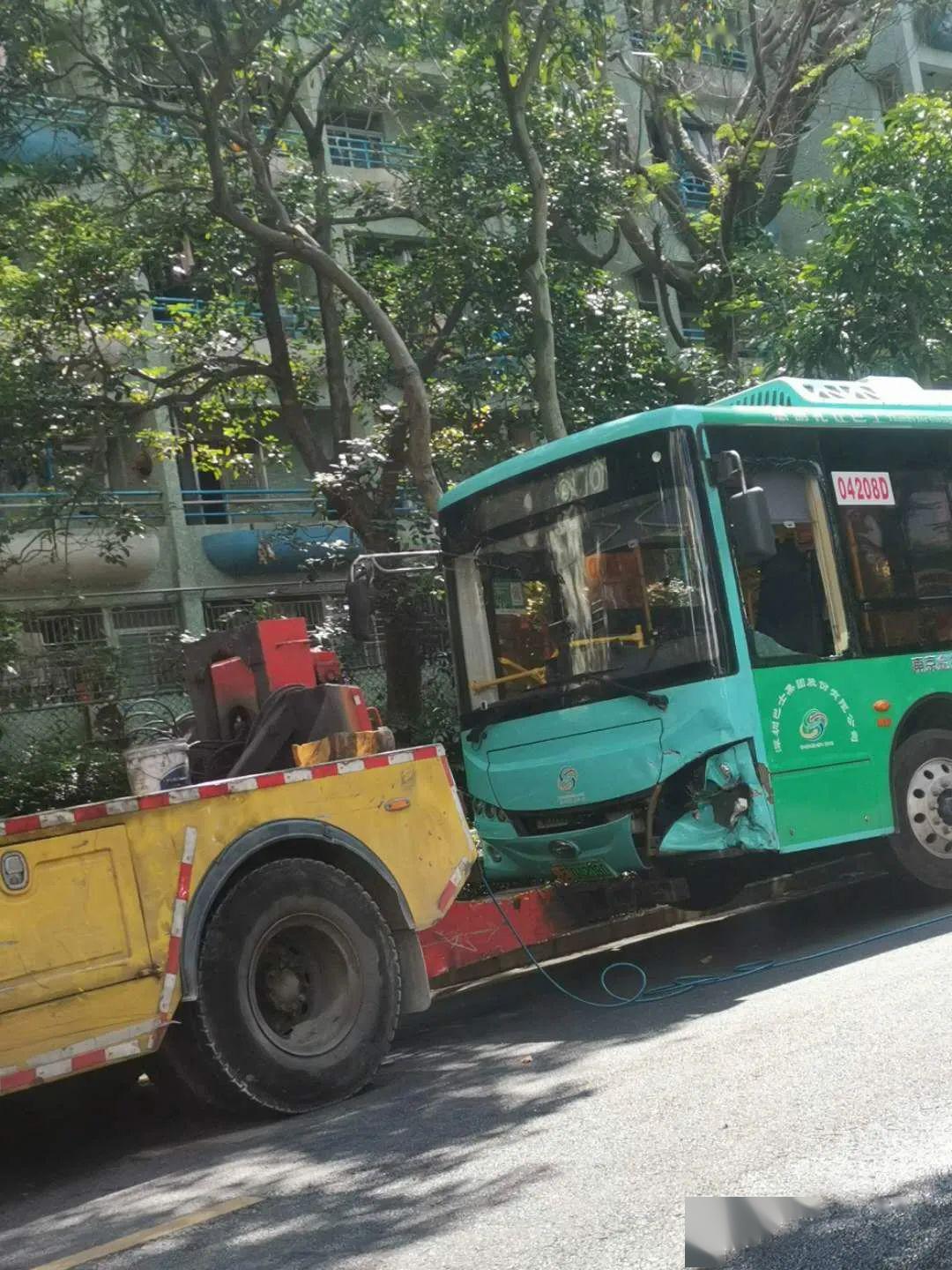 今天下午15:00左右,在香山东街发生一起交通事故,导致公交车要被拖车