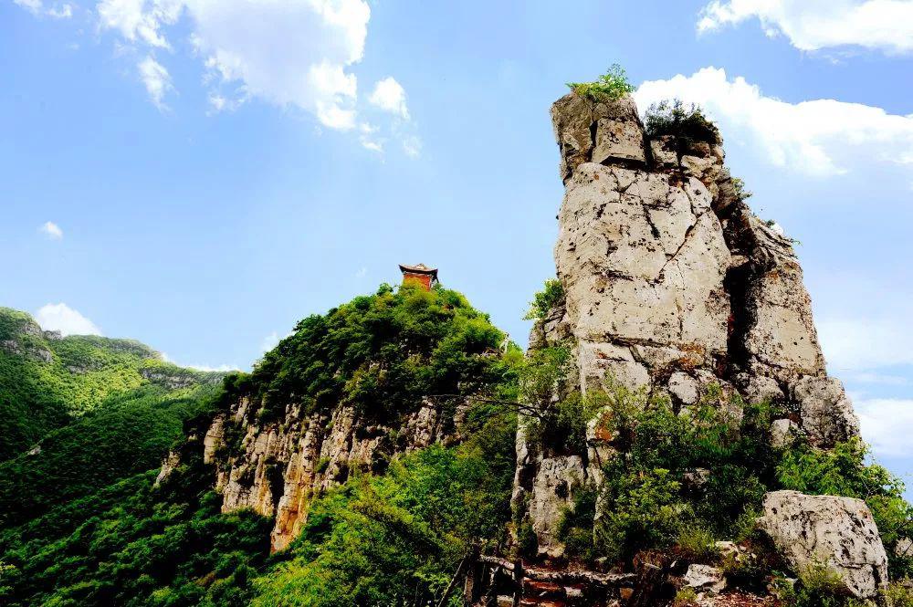 坐落在太行山西麓的藏山风景如画,千峰叠障,万壑含烟,危岩若削,洞穴