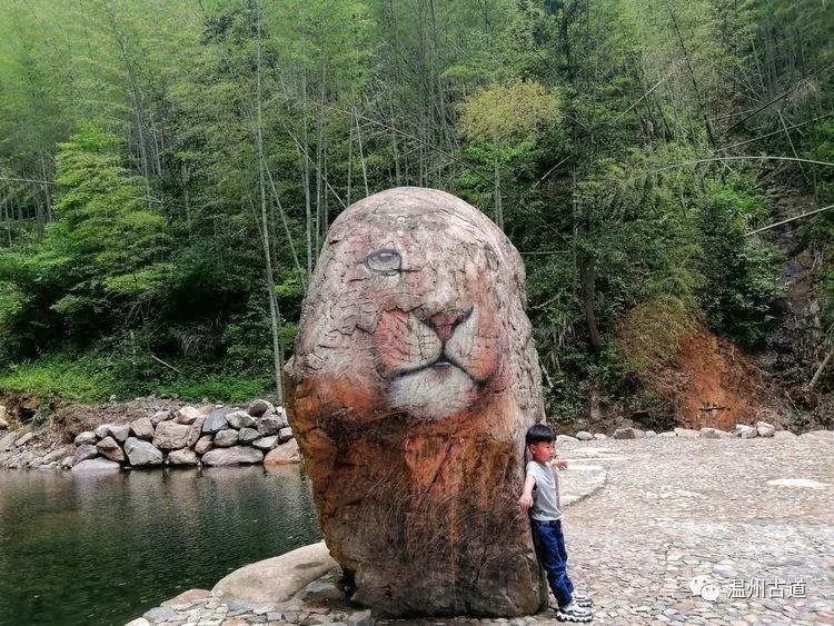 黄岩大瀑布景区内的瀑布群由四条瀑布组成,均属于悬瀑.