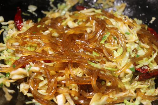 原来"包菜炒粉条"要这样做,怪不得之前老粘锅还坨,技巧都在这