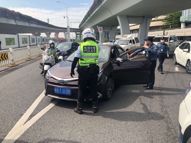 “上次他被查过”，执法人员对视一眼，深圳一