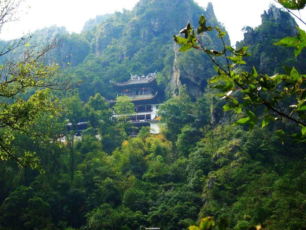 栏目  我国的寺庙,道观 众多 大多数的寺庙,道观 都会修建于 深山远林