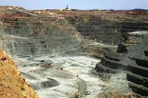 长山壕金矿是一座采用堆浸工艺的露天金矿,位於中国内蒙古,距包头市